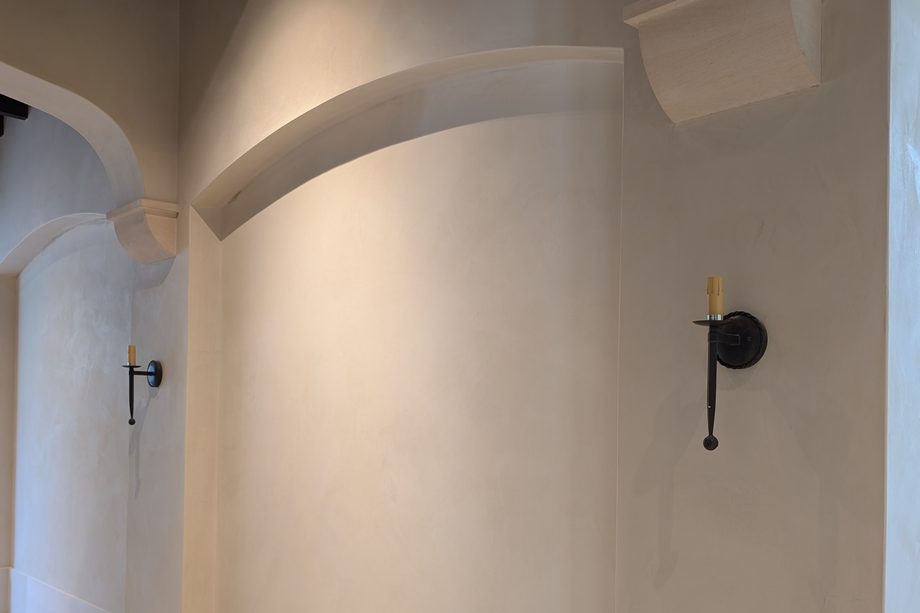 An interior wall in smooth cream coating.